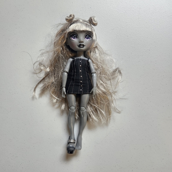 Rainbow HighShadow High Doll - Luna Madison - Picture 1 of 5